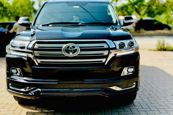 Black-v8-for-rent-Islamabad
